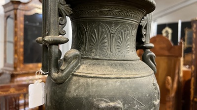 Une paire de vases de style n&eacute;o-classique avec conducteurs de char sur socles en marbre de Sienne, 19/20&egrave;me