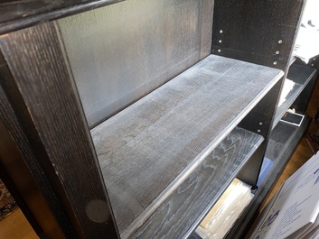 An ebonised wooden bookcase, 20th C.