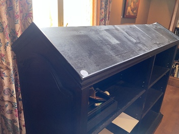 An ebonised wooden bookcase, 20th C.