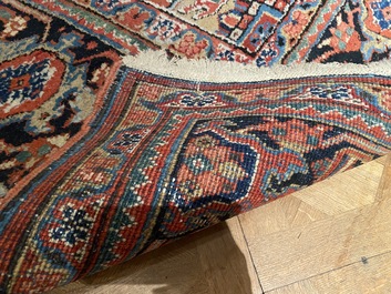 A large rectangular ornamental Heriz rug, 19/20th C.