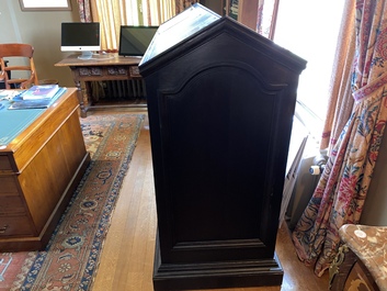 An ebonised wooden bookcase, 20th C.