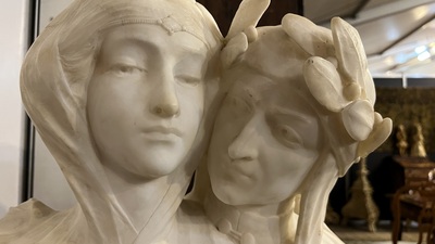 Een Italiaanse witmarmeren sculptuur van Dante Alighieri en zijn geliefde Beatrice, ca. 1900