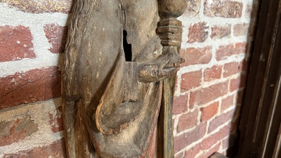 Een Duitse polychrome lindenhouten Sint-Odilia met een kelk, Midden-Rijngebied, begin 16e eeuw