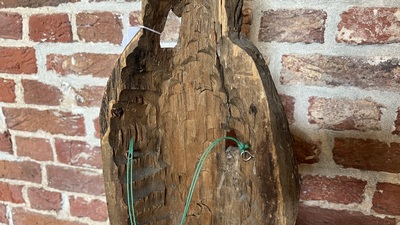 Een Duitse polychrome lindenhouten Sint-Odilia met een kelk, Midden-Rijngebied, begin 16e eeuw