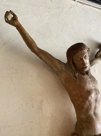 Grand Christ en bois sculpt&eacute; avec traces de polychromie, fin du 16&egrave;me