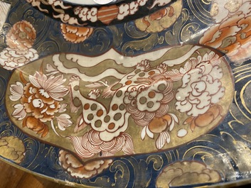 Een grote Japanse Imari schotel met een bloemenmand, Edo, 18e eeuw