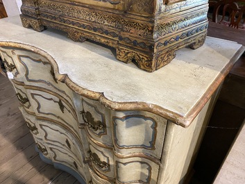 Een Zweedse polychrome houten commode met vier lades, 19e eeuw