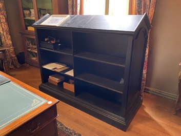 An ebonised wooden bookcase, 20th C.