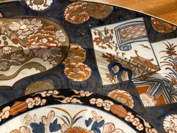 Un grand plat en porcelaine Imari de Japon &agrave; d&eacute;cor floral, Edo, 18&egrave;me