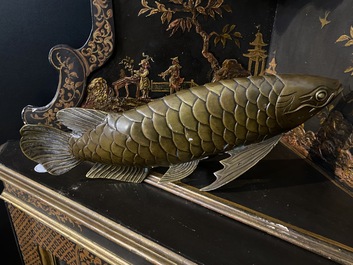 Een Japanse gepatineerd bronzen sculptuur van een koi, 19/20e eeuw