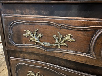 Une commode de style Louis XV en noyer, 18&egrave;me