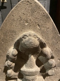 Grand relief en pierre sculpt&eacute;e de style Khmer, Cambodge