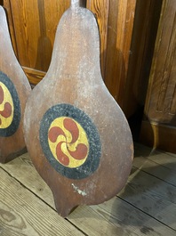 A pair of Japanese painted wooden oars, Edo/Meiji, 18/19th C.