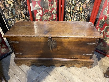 A walnut chest, 18th C.