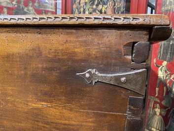 A walnut chest, 18th C.