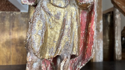 Een polychrome en vergulde notelaren Johannes de Doper met het lam, midden 16e eeuw