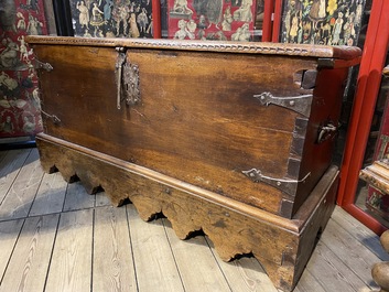 A walnut chest, 18th C.