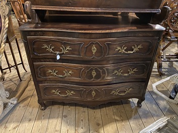 Une commode de style Louis XV en noyer, 18&egrave;me