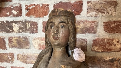 Een Duitse polychrome lindenhouten Sint-Odilia met een kelk, Midden-Rijngebied, begin 16e eeuw