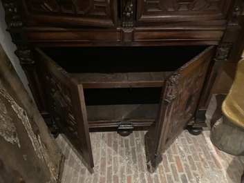 Armoire &agrave; quatre portes en ch&ecirc;ne et ch&ecirc;ne noirci, Flandres, 17&egrave;me