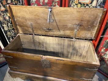 A walnut chest, 18th C.