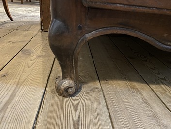 Une commode de style Louis XV en noyer, 18&egrave;me