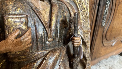 A Spanish polychrome and gilt wooden alto relievo depicting Saint Peter under an arcade, 17th C.