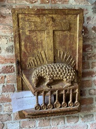 Porte de tabernacle en bois sculpt&eacute; et dor&eacute; repr&eacute;sentant l'Agneau de l'Apocalypse, 17/18&egrave;me