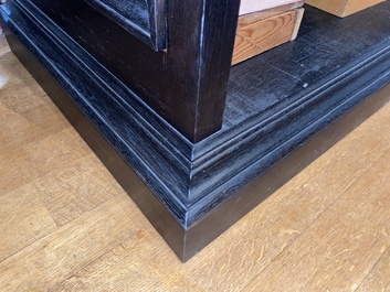 An ebonised wooden bookcase, 20th C.