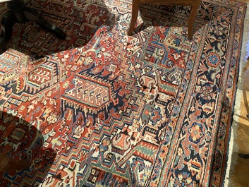 Een groot rechthoekig ornamentaal oosters Heriz tapijt, 19/20e eeuw