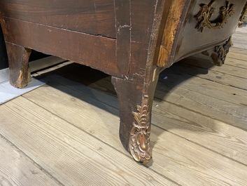 Une commode de style Louis XV aux montures en bronze avec le dessus en marbre, 19&egrave;me