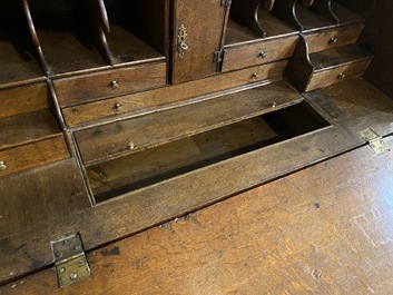 An English oak wooden secretaire, 18th C.
