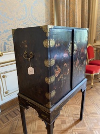 An English lacquered and painted chinoiserie cabinet on stand, 19th C.