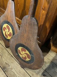 A pair of Japanese painted wooden oars, Edo/Meiji, 18/19th C.