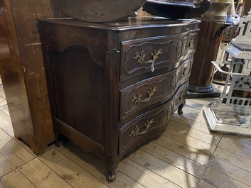 Une commode de style Louis XV en noyer, 18&egrave;me