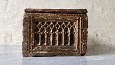 Een polychroom gotisch houten kistje, 15/16e eeuw