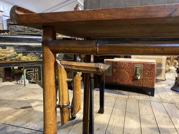 Table japonisante en bambou avec le dessus en bois marquet&eacute;, 19/20&egrave;me