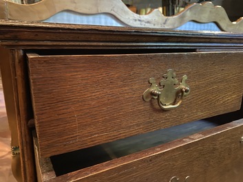 An English oak wooden chest with two short and three long drawers, 18th C.