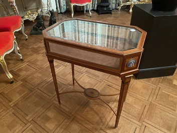 Een Franse houten marqueterie tafelvitrine met Wedgwood plaquettes, 2e helft 19e eeuw