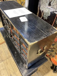 An ebonised wooden cabinet with faux-tortoiseshell veneer, 19th C.