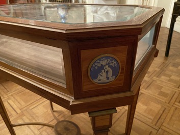 Une table vitrine en marqueterie orn&eacute;e de plaques en c&eacute;ramique de Wedgwood, France, 2&egrave;me moiti&eacute; du 19&egrave;me