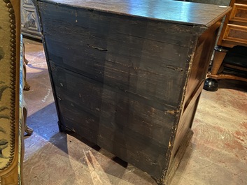 An English oak wooden chest with two short and three long drawers, 18th C.