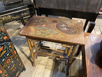 Table japonisante en bambou avec le dessus en bois marquet&eacute;, 19/20&egrave;me