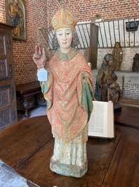 Grand saint &eacute;v&ecirc;que en ch&ecirc;ne sculpt&eacute; et polychrom&eacute;, Allemagne, Rhin sup&eacute;rieur, fin du 15&egrave;me