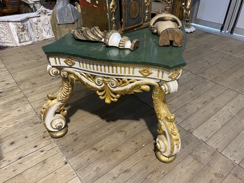 Une table de style baroque en bois polychrome et dor&eacute;, Italie, 19&egrave;me