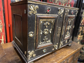 Een ge&euml;boniseerd en ingelegd houten kabinetkastje, 19e eeuw