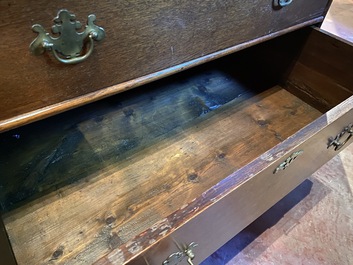 An English oak wooden chest with two short and three long drawers, 18th C.