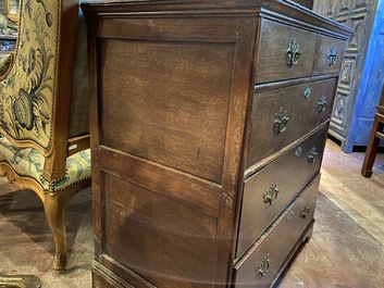 An English oak wooden chest with two short and three long drawers, 18th C.