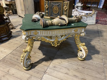 Une table de style baroque en bois polychrome et dor&eacute;, Italie, 19&egrave;me