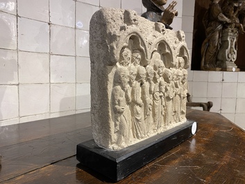 Een zandstenen reli&euml;f met Christus en de twaalf apostelen, 20e eeuw